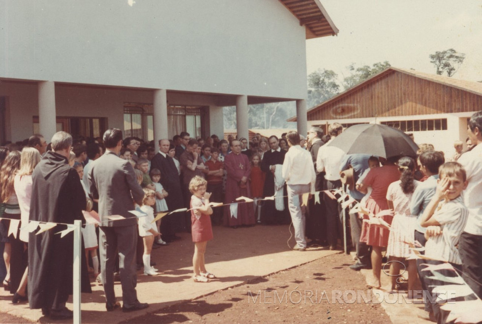 || Solenidade de inauguração do Seminário Santo Américo, em Nova Santa Rosa (PR), em novembro de 1972. 
Imagem: Acervo Núcleo da Memória do Colégio Santo Américo (SP). Direito de uso exclusivo (não pode ser copiado) ao Projeto Memória Rondonense - FOTO 10 - 