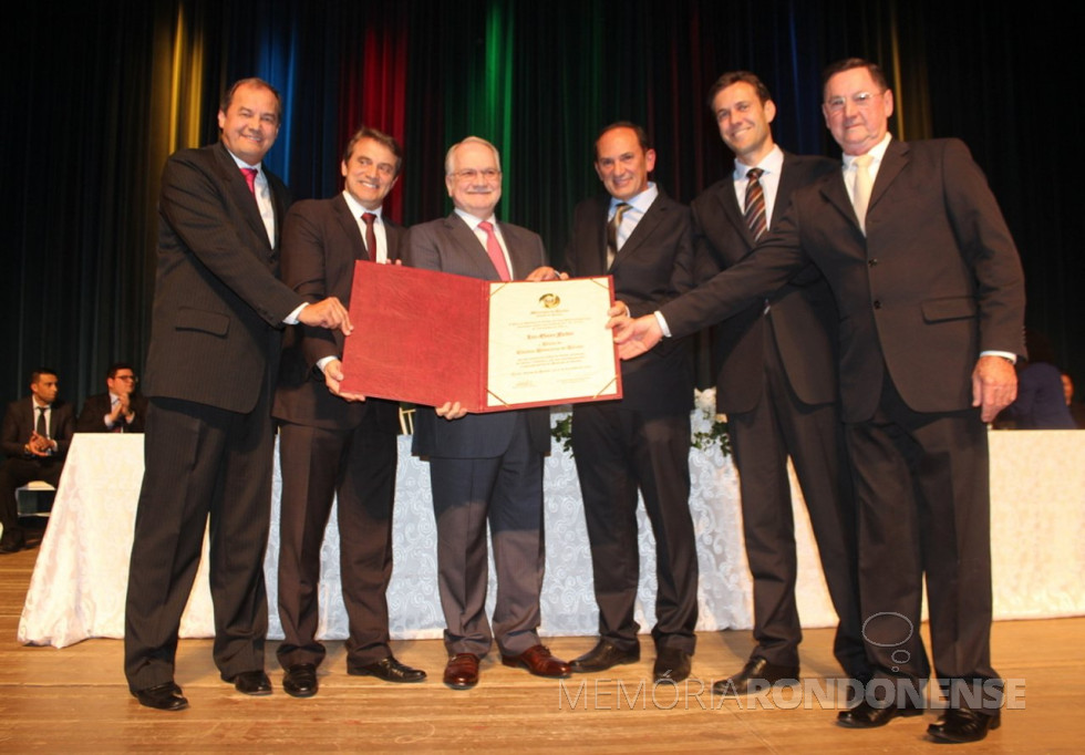 || Ministro Edson Fachin recebendo o título de cidadão honorário de Toledo (PR), em abril de 2017.
Da esquerda à direita: Adelar Pelanka Holsabach, ex-vice prefeito de Toledo, Beto Luniti, ex-prefeito do citado município; homenageado, Lúcio de Marchi, prefeito municipal de Toledo, Tita Furlan, vice-prefeito de Toledo e vereador Renato Reimann, presidente da Câmara Municipal de município referenciado.
Imagem: Acervo Prefeitura Municipal de Toledo - FOTO 11 -