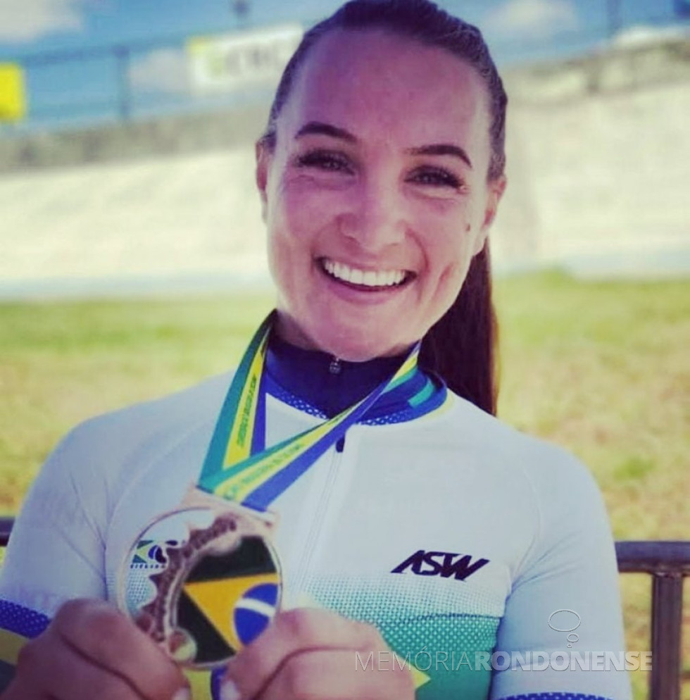 ||Ciclista rondonense Maria Tereza Müller  que conquistou o título de campeã brasileira de ciclismo de pista, em competição realizada no Velódromo de Maringá, em 19 de novembro de 2021.
Ela competiu na categoria elite, na disputa de Velocidade por Equipes.
Imagem: Acervo Imprensa PM-MCR - FOTO 28 -