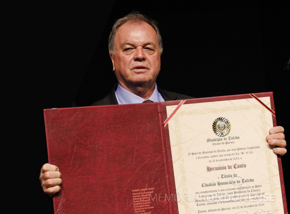 || Hermínio de Conto, ex-vereador de Toledo (PR), com o título de Cidadão Honorário do Município, recebido em dezembro de 2014.
Imagem: Acervo Portal do Município de Toledo - Crédito: Eliseu Ulsheimer - FOTO 11 -