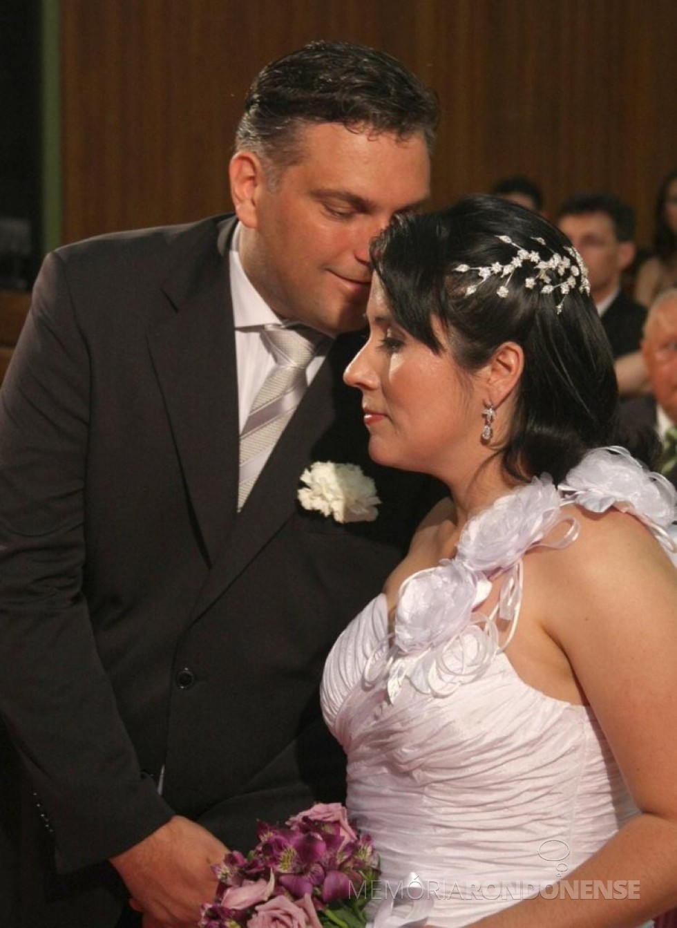 || Noivos Helda Elaine Völz e Evandro Bier que casaram em final der Outubro de 2009.
Imagem: Arquivo pessoal - FOTO 13 - 