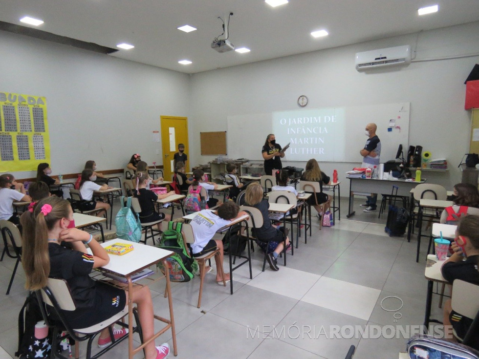 || Professora Liane Schwingel e o memorialista Harto Viteck abordando a história do Jardim de Infância da Comunidade Evangélica Martin Luther, com os alunos do 3º ano do Ensino Fundamental, turma da manhã, em dezembro de 2021.
Imagem: Acervo do Colégio. - Crédito Christoffer Schneider - FOTO 16 -