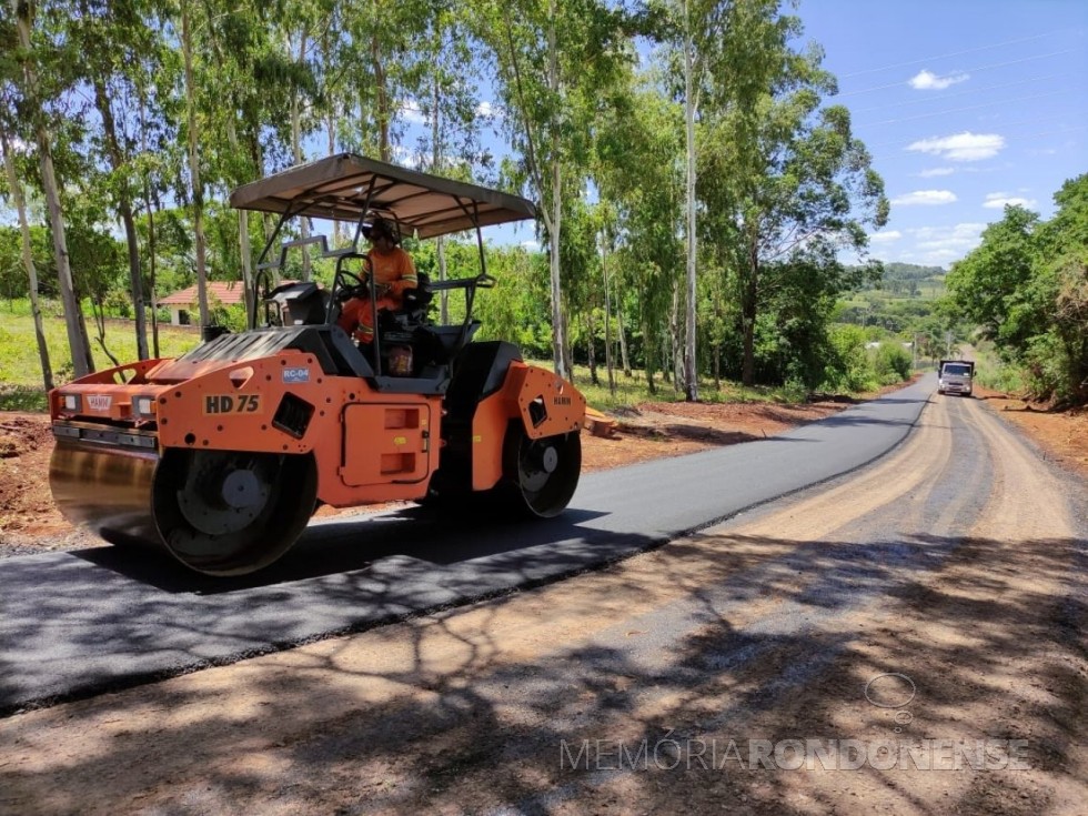 || Procedimento do recapeamento do trecho rodoviário para a Linha Arara, em Marechal Cândido Rondon, em dezembro de 2021.
Imagem: Acervo Imprensa - PM-MCR - FOTO 26 
