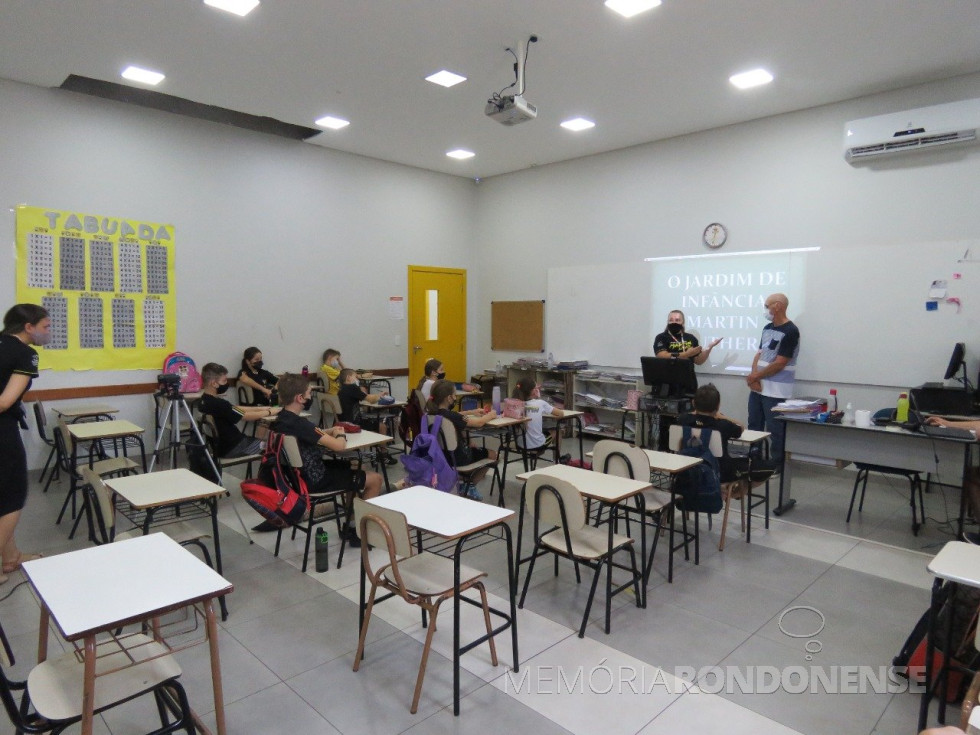 || Professora Liane Schwingel e o memorialista Harto Viteck, junto com a professora Lígia Maria Previate Pielke, à esquerda, abordando a história do Jardim de Infância da Comunidade Evangélica Martin Luther, com os alunos do 3º ano do Ensino Fundamental, turma da tarde, em dezembro de 2021.
Imagem: Acervo do Colégio. - Crédito Christoffer Schneider - FOTO 17 -