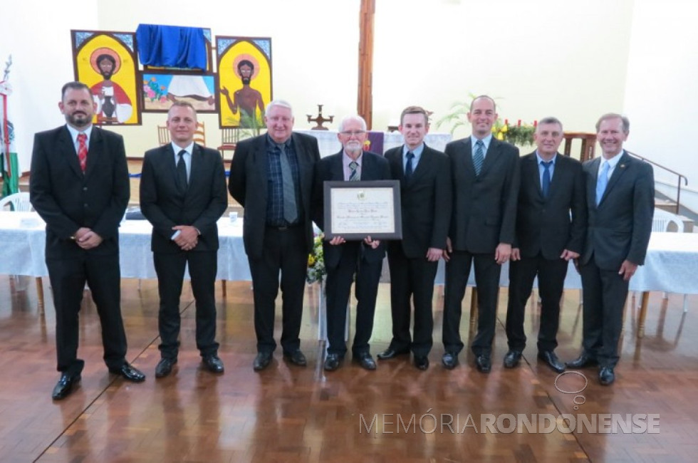 || Pastor Lauro Elói Fleck homenageado com o título de Cidadão Honorário de Marechal Cândido Rondon, em dezembro de 2021.
Da esquerda à direita: vereador Dionir Luiz Briesch, vereador Vanderlei Caetano Sauer, vice-prefeito Ilário (Ila) Hofstaetter, homenageado, vereador Rafael Heinrich, vereador Cristiano Metzner, vereador Valdecir Schons e vereador Moacir Froelich.
Imagem: Acervo O Presente - FOTO 29 -