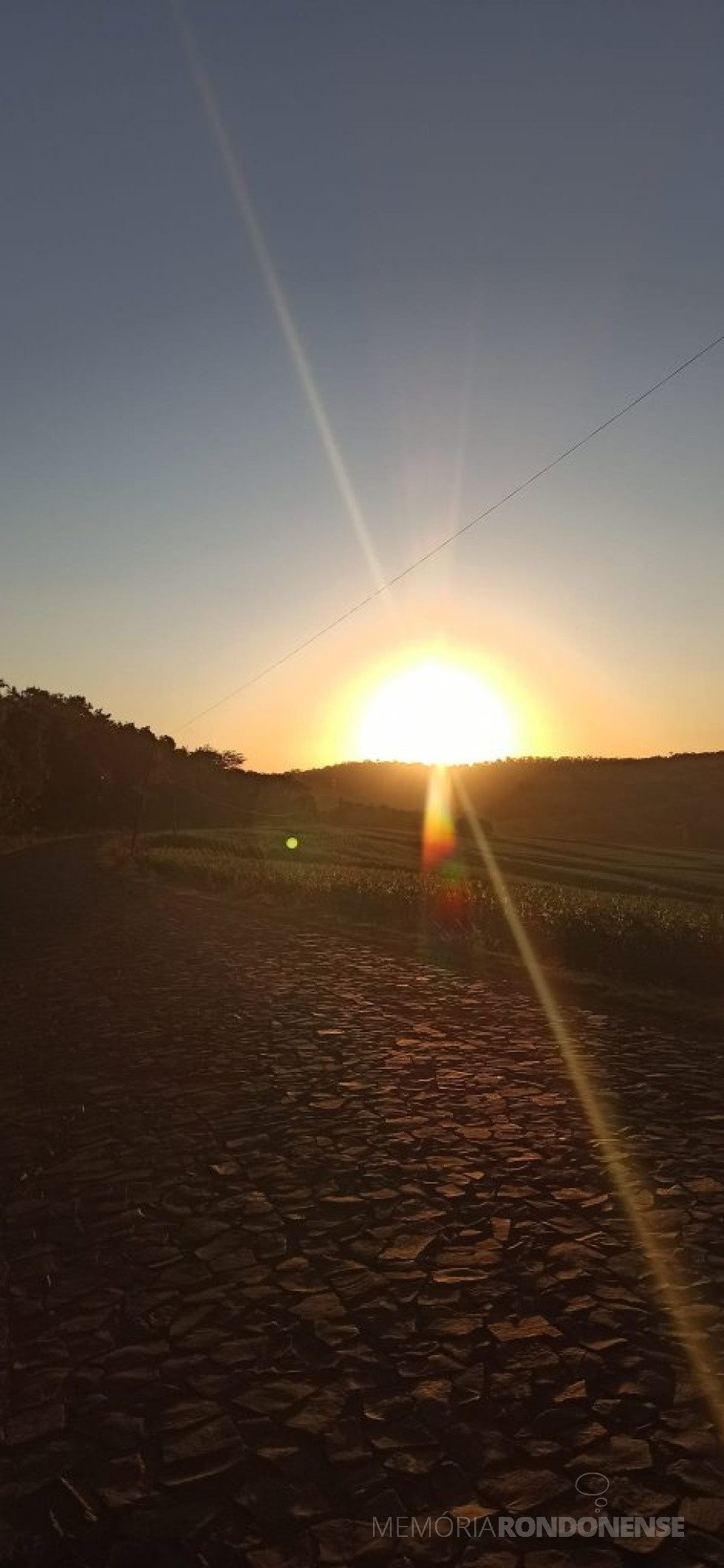 || Entardecer em Marechal Cândido Rondon, em 09 de dezembro de 2021, em foto produzida pela rondonense Cláudia Bock, a partir da Linha Concórdia - FOTO 28 -