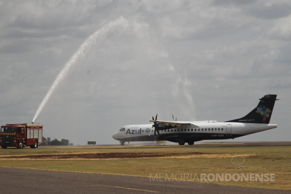 || Avião da Azul Linhas Aéreas recebendo o batismo ao aterrisar no aeroporto de Toledo, no vôo inaugural  Campinas - Toledo, em dezembro de 2021.
Imagem: Acervo Comunicação PM-Toledo - FOTO 12 - 