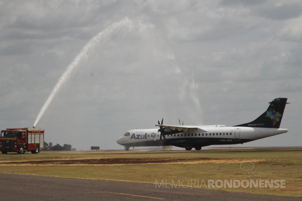 || Avião da Azul Linhas Aéreas recebendo o batismo ao aterrisar no aeroporto de Toledo, no vôo inaugural Campinas - Toledo, em dezembro de 2021.
Imagem: Acervo Comunicação PM-Toledo - FOTO 14 -