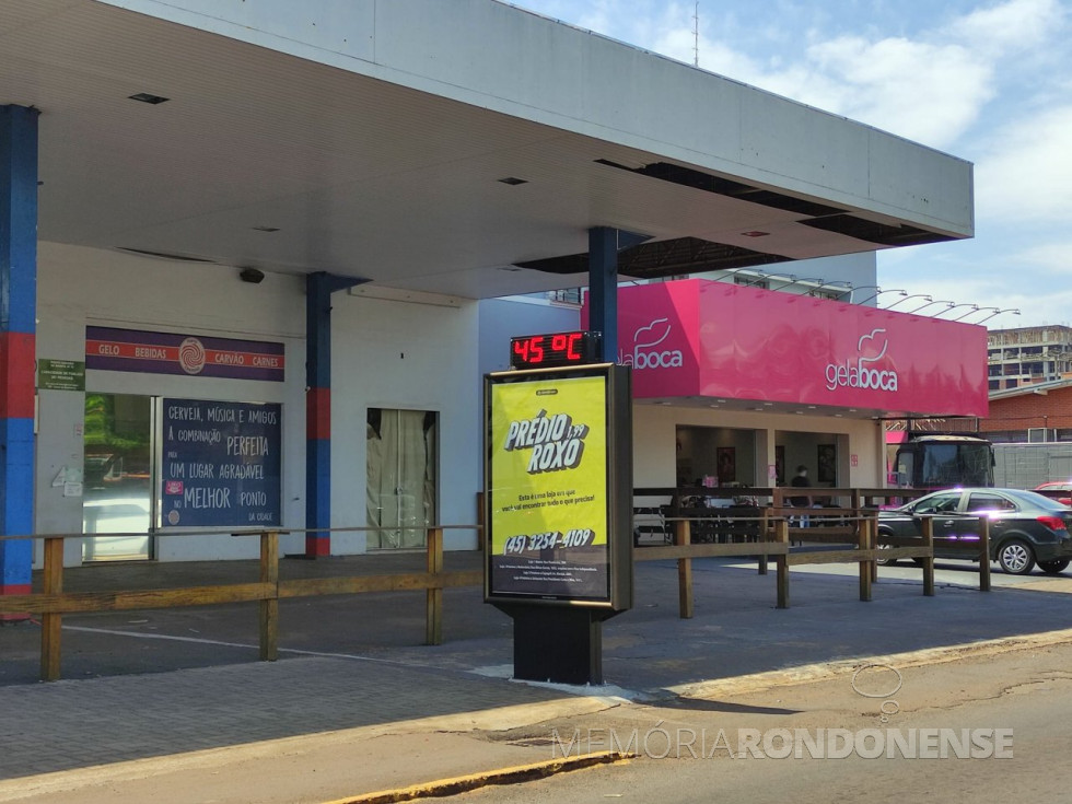 || Termômetro digital assinalando 45 graus, às 14h45m, no centro de Marechal Cândido Rondon, instalado próximo à rotatória de avenidas, em 28 de dezembro de 2021.
Imagem: Acervo e crédito Tioni de Oliveira - FOTO 21 -