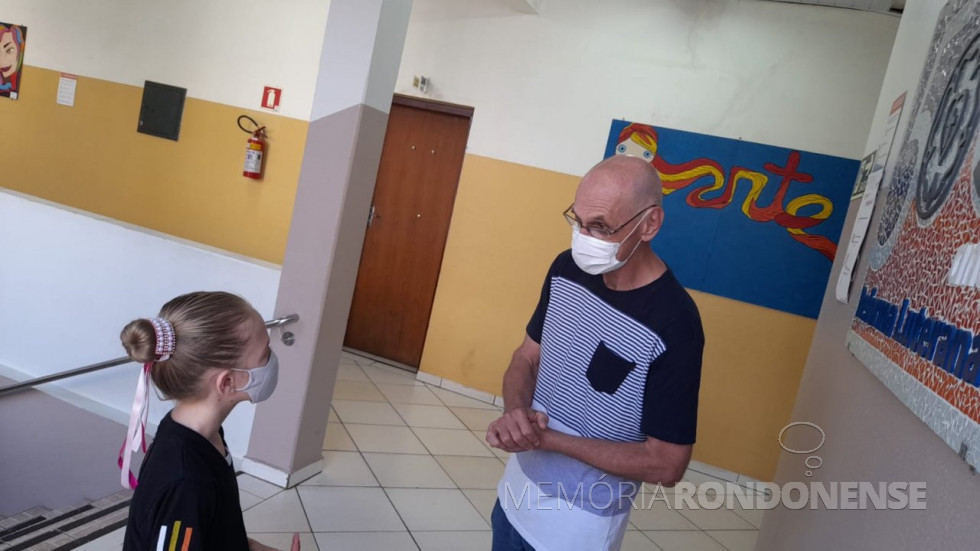 || Aluna Martina Backes em conversa com o memorialista Harto Viteck, depois do evento no Colégio Evangélico Martin Luther, em dezembro de 2021.
Imagem: Acervo e crédito Liane Schwingel - FOTO 18 -