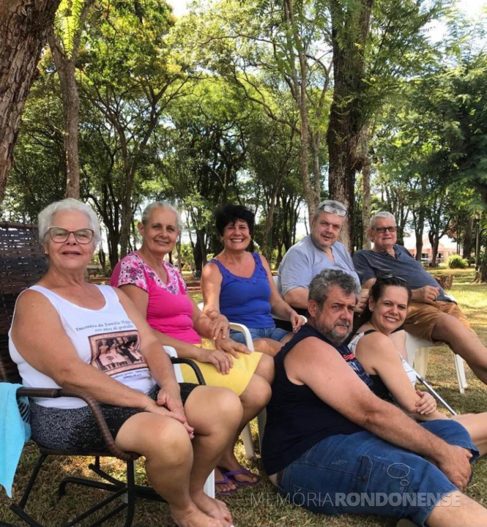 || Os sete filhos do casal pioneiro Helena e Willibald Hoppe reunidos na praça central da sede distrital de Porto Mendes, em dezembro de 2021.
Imagem: Acervo de Hanelore Hoppe - FOTO 33 -