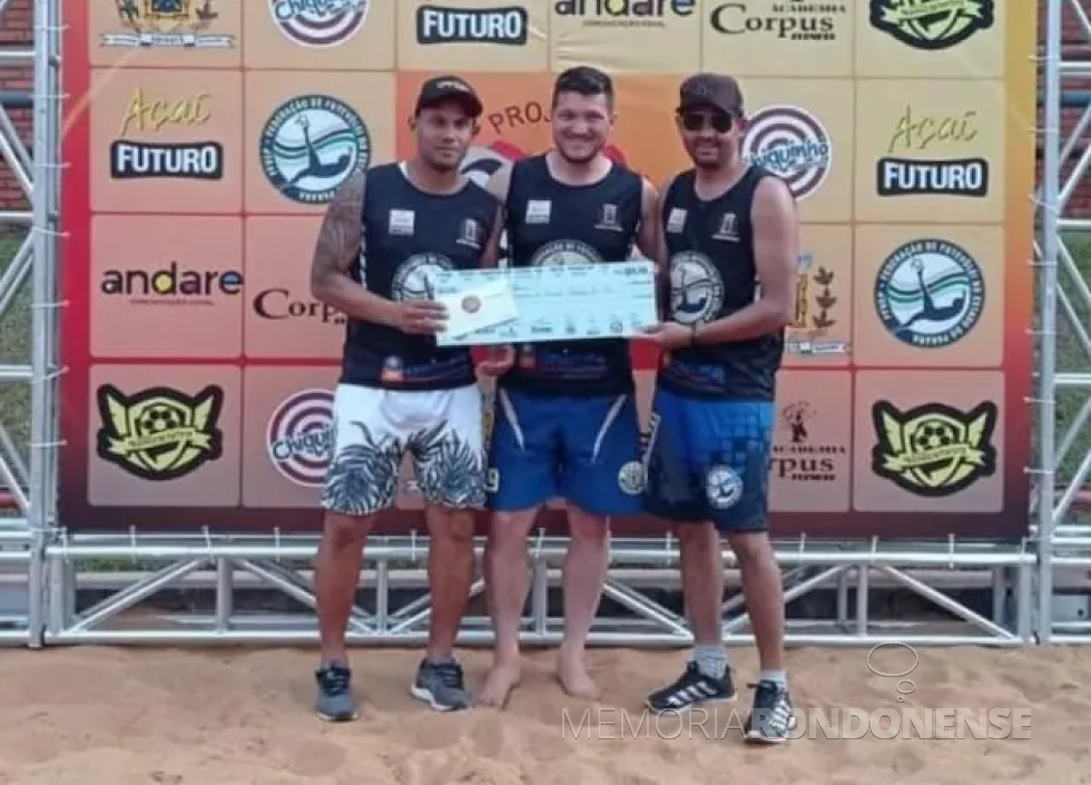 || Atletas rondonenses Gedir Pereira e Anderson Arestides recebendo o premio ref. a conquista do vice-campeonato de futevôlei, em novembro de 2021.
Imagem: Acervo O Presente - FOTO 20 -