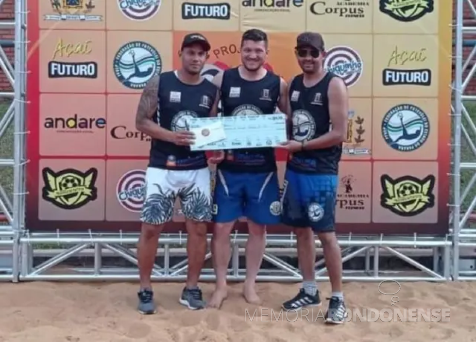 || Atletas rondonenses  Gedir Pereira e Anderson Arestides recebendo o premio ref. a conquista do vice-campeonato de futevôlei, em novembro de 2021.
Imagem: Acervo O Presente - FOTO  21 -
