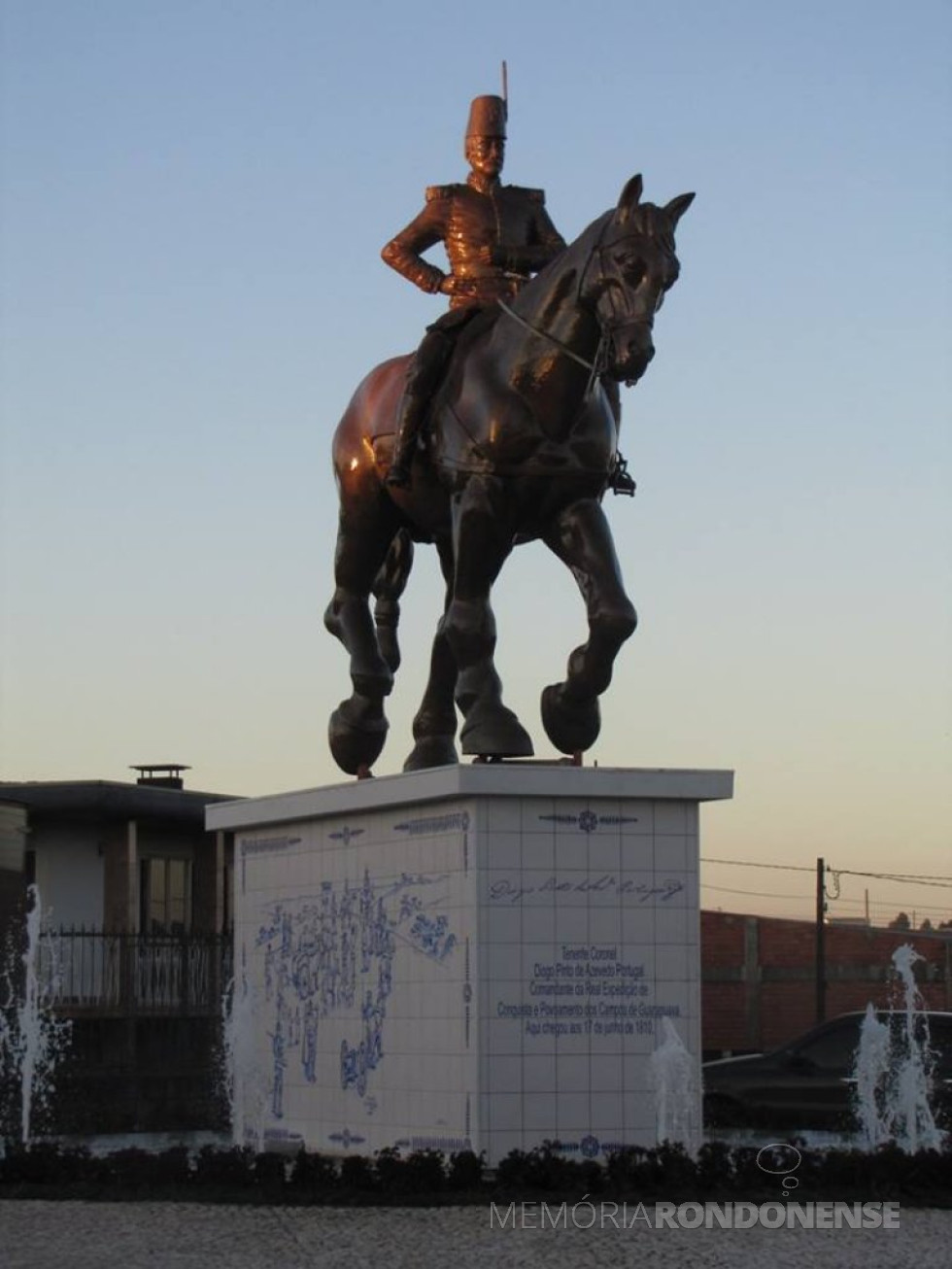 || Estátua em homenagem ao tenente-coronel Diogo Pinto de Azevedo Portugal erigida na cidade de Guarapuava, no ano de 2010, em comemoração aos 200 anos da cidade. O monumento esculpido em bronze foi obra contratada pelo prefeito Fernando Ribas Carli .
Imagem: Acervo Commons.Wikimedia - FOTO 2 - 