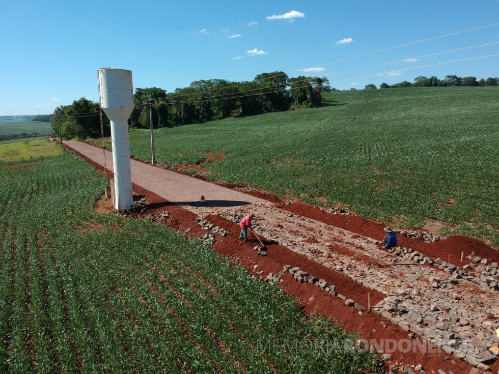|| Pavimentação da estrada que interliga as Linhas Ajuricaba e Concórdia, no interior do município de Marechal Cândido Rondon.
Imagem: Acervo Imprensa - PM-MCR - FOTO 24 -