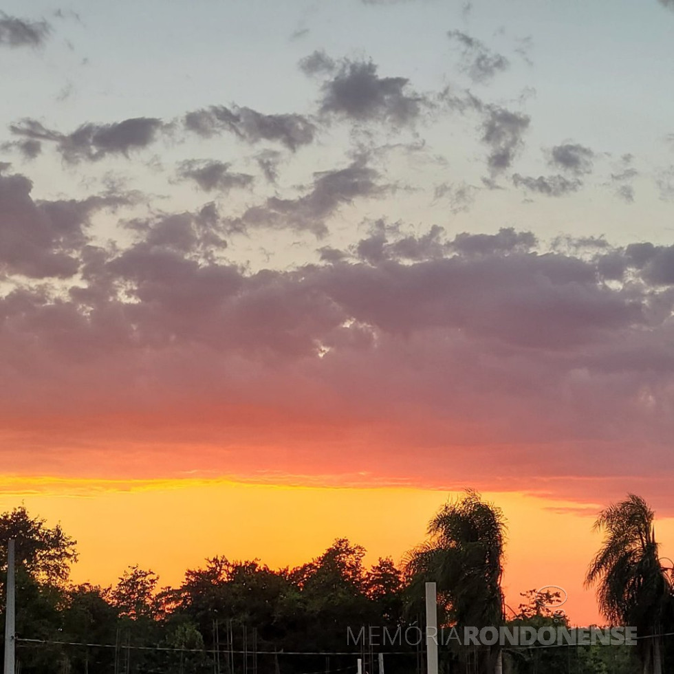 || Entardecer no interior do município de Marechal Cândido Rondon, em 26 de dezembro de 2021, em fotografia feita a partir do Clube Náutico Toledo, no distrito rondonense de Porto Mendes.
Imagem: Acervo e crédito da pioneira rondonense Ilda Bet - FOTO 7 -