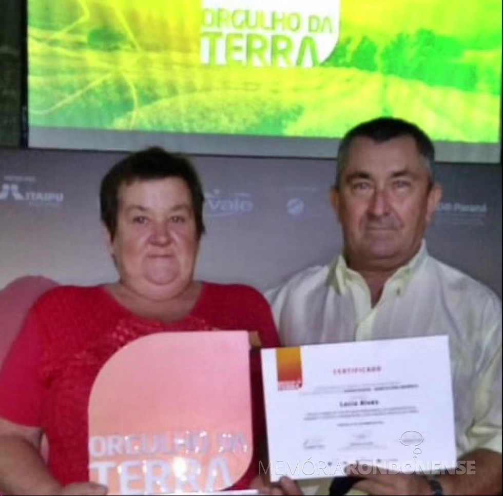 || Lucia Alves e esposo, produtores rondonenses, premiados no 1º Orgulho da Terra, em solenidade na Capital Paranaense, em dezembro de 2021.
Imagem: Acervo Imprensa -PM-MCR - FOTO 24 -