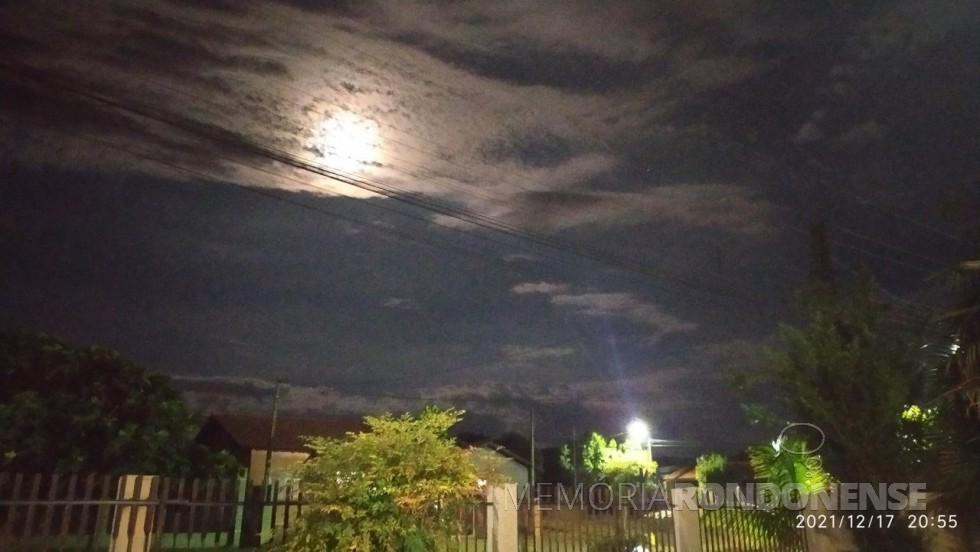 || A lua, em fase crescente, na primeira hora da noite, na cidade de Marechal Cândido Rondon,  em 17 de dezembro de 2021.
Imagem: Acervo e crédito da rondonense Cleci (nascida Hardke) Dal Bello - FOTO 16 - 