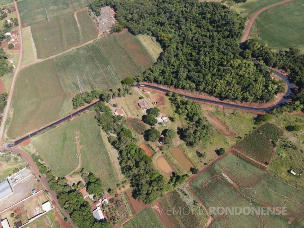 || Vista aérea do trecho rodoviário pavimentado da estrada de acesso à Linha Arara, em Marechal Cândido Rondon, liberado ao tráfego em 13 de dezembro de 2021.
Imagem: Acervo Imprensa - PM-MCR - FOTO 27 - 