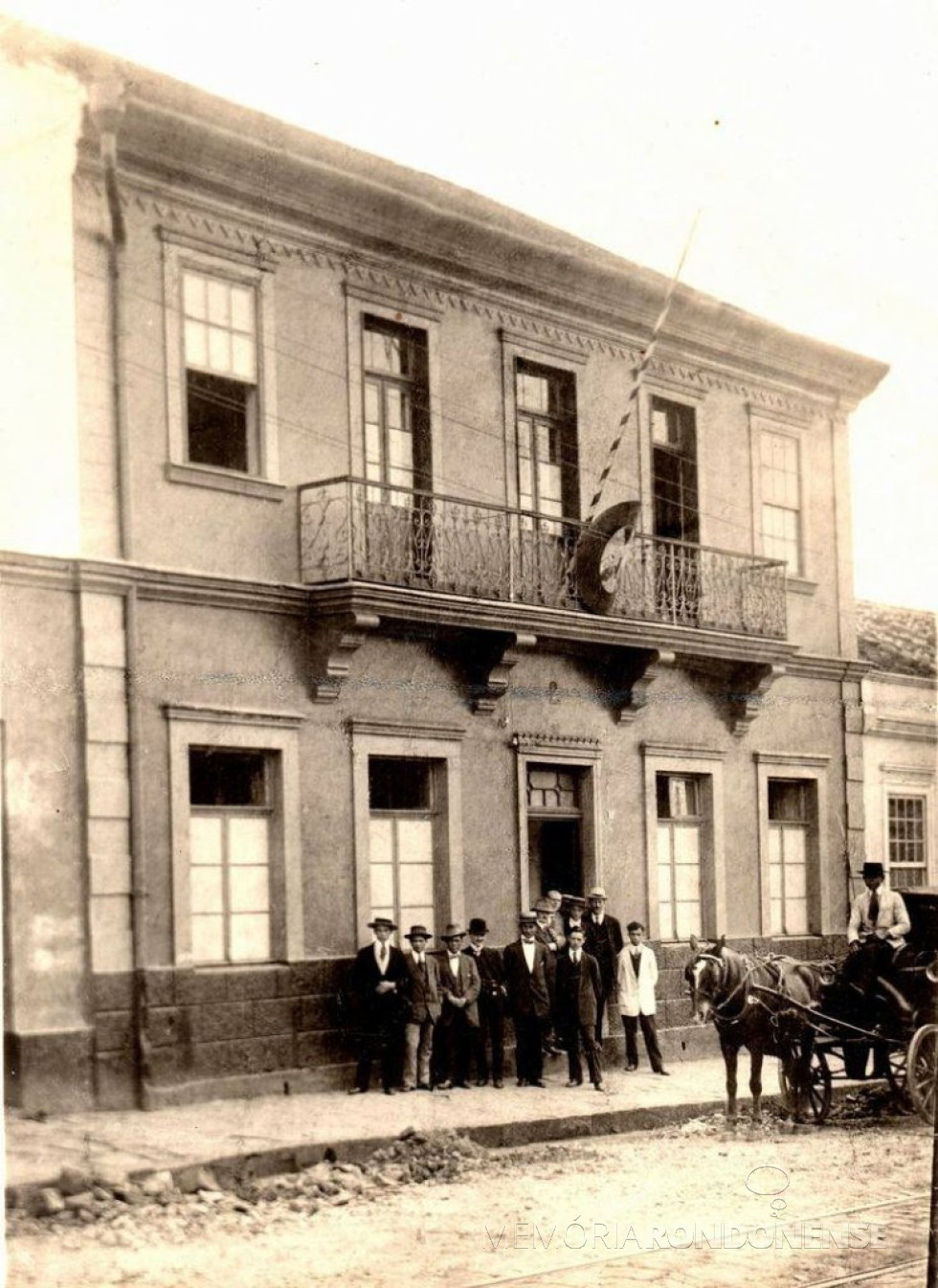 || Prédio nº 42 da Rua Comendador Araújo, próximo do Bairro Batel, em Curitiba,  que foi a 1ª sede da Universidade do Paraná.  A construção  pertencia ao ervateiro Manuel Miró e foi alugada para a universidade até a construção de sua sede própria.
Os primeiros cursos oferecidos pela Universidade foram os de Engenharia, Odontologia, Farmácia, Bioquímica, Comércio, Medicina e Cirurgia e Ciências Jurídicas e Sociais. 
Imagem: Acervo Memória Paranaense - Legenda de Luiz Carlos Sanches - FOTO 8 - 