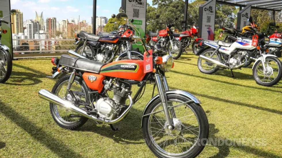 || Primeira moto Honda, modelo CG 125, que saiu da linha de produção da Honda, em Manaus, no dia 04 de novembro de 1976.
Na foto, a moto em exposição durante as comemorações dos 45 anos de presença da montadora japonesa em território brasileiro.
Imagem: Acervo  Divulgação - FOTO 14 - 
