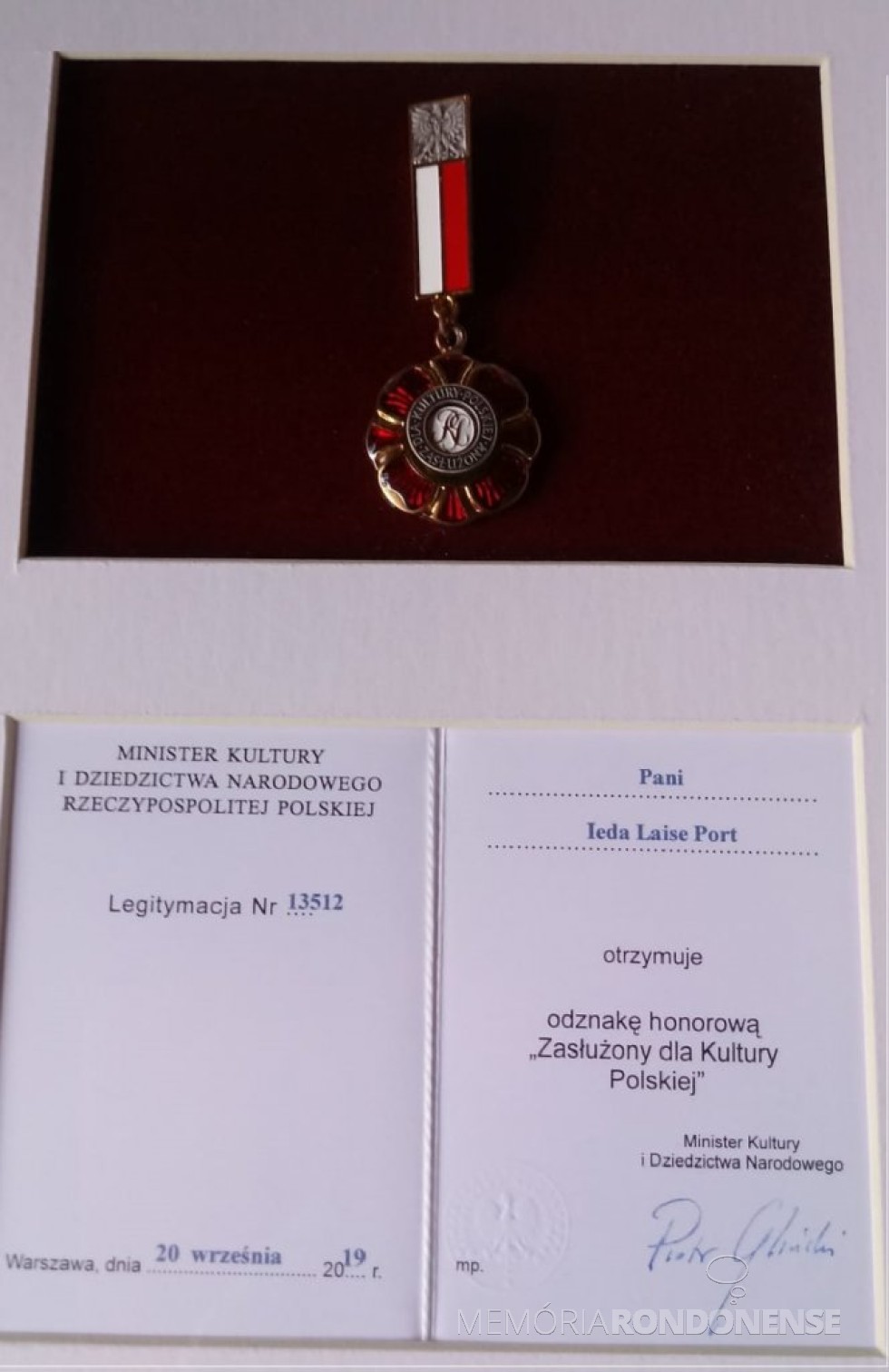 || Comenda e diploma recebidos pela rondonense Ieda Laise Port, em reconhecimento ao seu trabalho em favor da cultura polonesa.
Imagem: Acervo pessoal - FOTO  15  -