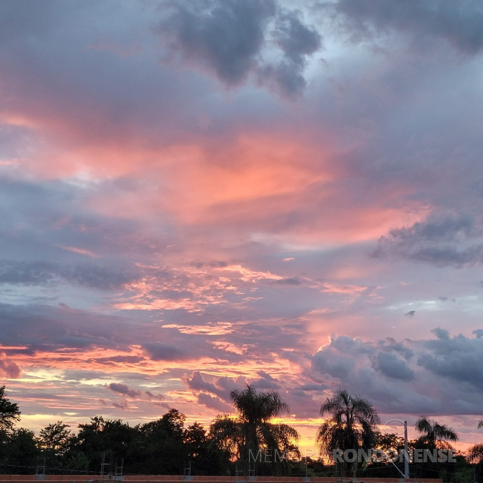 || Final de tarde na cidade de Marechal Cândido Rondon , instantâneo fotografado pela pioneira rondonense Ilda Bet, desde o Bairro Espigão, em 14 de janeiro de 2022. - FOTO 10 -