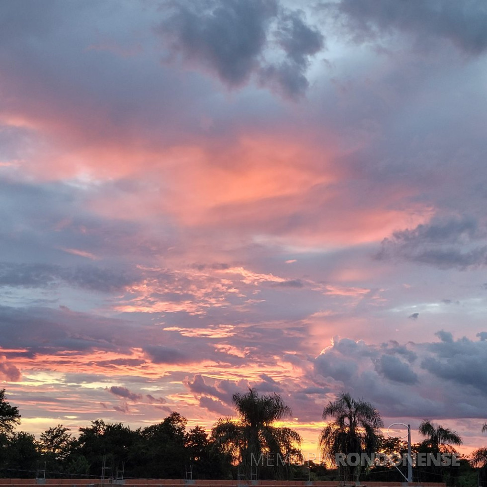 || Final de tarde na cidade de Marechal Cândido Rondon , instantâneo fotografado pela pioneira rondonense Ilda Bet, desde o Bairro Espigão, em 14 de janeiro de 2022. - FOTO 10 - 