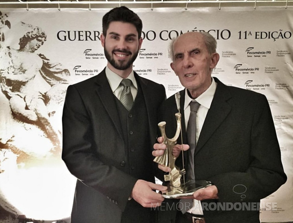 || Empresário Hermes Antonio Césaro (d), da cidade de Toledo (PR) recebendo o Troféu Guerreiro do Comercio, em julho de 2016.
Imagem: Acervo Gazeta de Toledo - FOTO 18 -