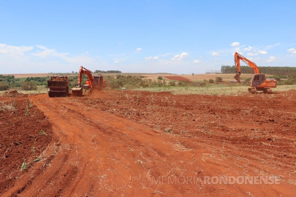 || Máquinas e caminhões da Construtora Êxito iniciando a terraplanegem do terreno para a construção da sede própria do BPFron, em 17 de janeiro de 2022.
Imagem: Acervo Comunicação PM - MCR - FOTO 11 -