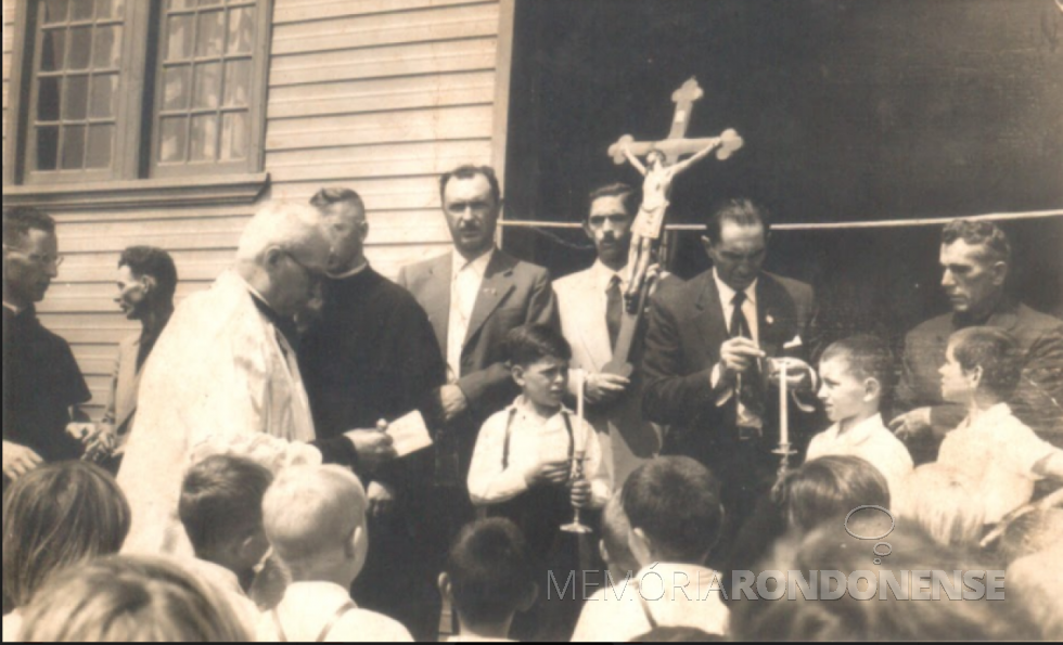 || D. Manoel Koenner (traje branco), bispo da Prelazia de  Foz do Iguaçu, visita a futura cidade de Palotina (é a primeira visita de um bispo), em 06 de dezembro de 1955.
Imagem: Acervo pessoal - FOTO 3 -
