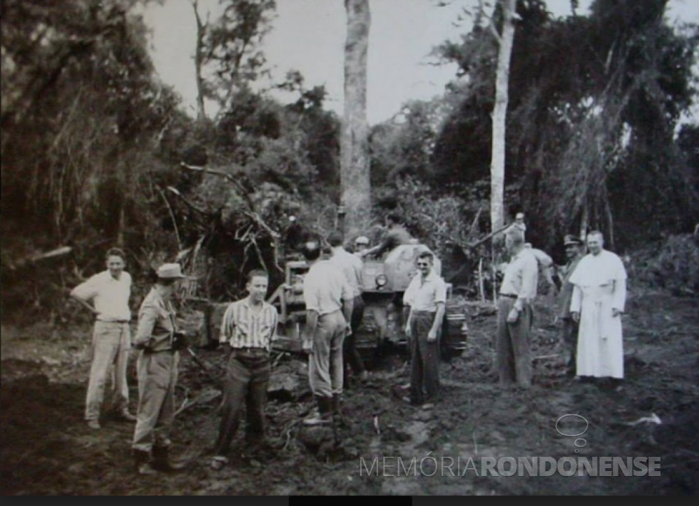 || Padre palotino Hermogênio Borin e um grupo de pioneiros na abertura de clareira na mata para a fundação da futura cidade de Palotina,  em  janeiro de 1954.
Imagem: Acervo pessoal - FOTO 11 -