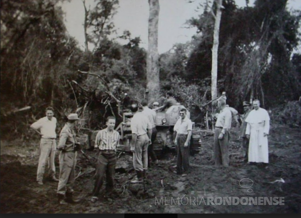 || Padre palotino Hermogênio Borin e um grupo de pioneiros na abertura de clareira na mata para a fundação da futura cidade de Palotina,  em  janeiro de 1954.
Imagem: Acervo pessoal - FOTO 10 -