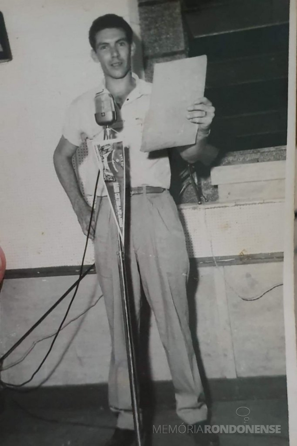 || Manu Orfanaki, um dos locutores pioneiros da Rádio Cultura, de Foz do Iguaçu, emissora que começou operar em julho de 1956.
Imagem: Acervo Waldir Guglielmi Salva - FOTO 7 -