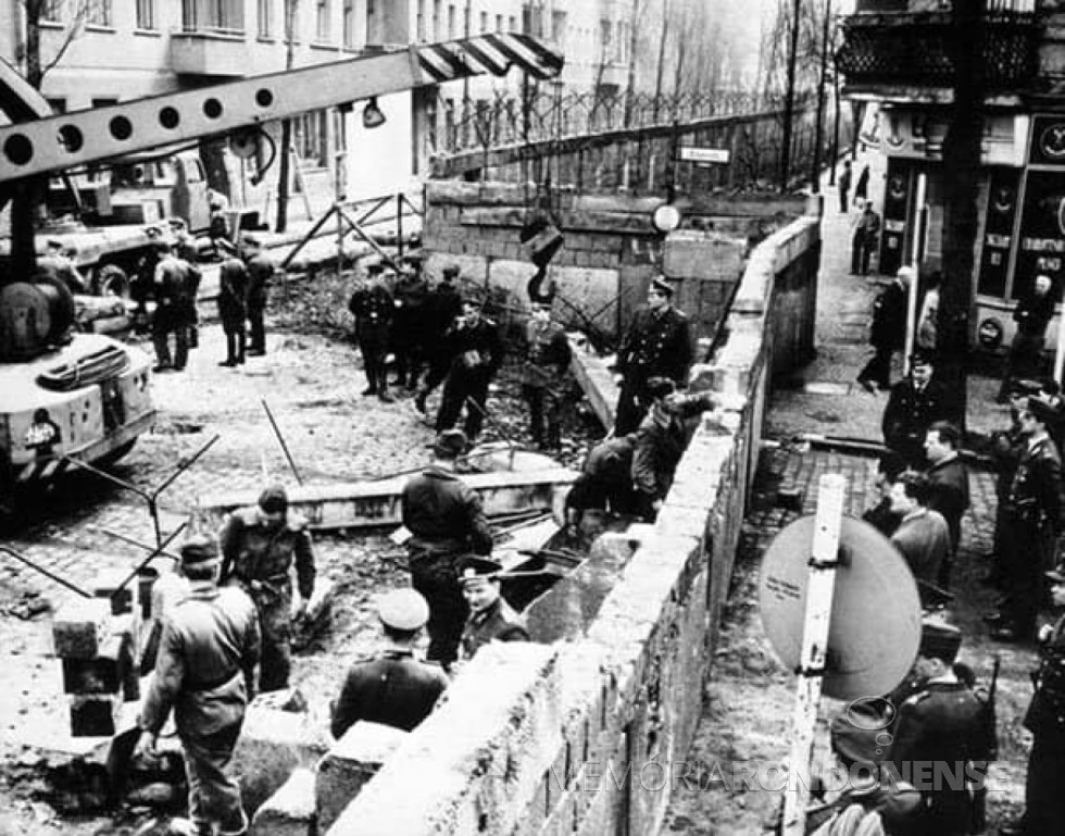 || Construção do muro no centro de Berlim, Alemanha, em agosto de 1961.
A barreira também ficou conhecida como 