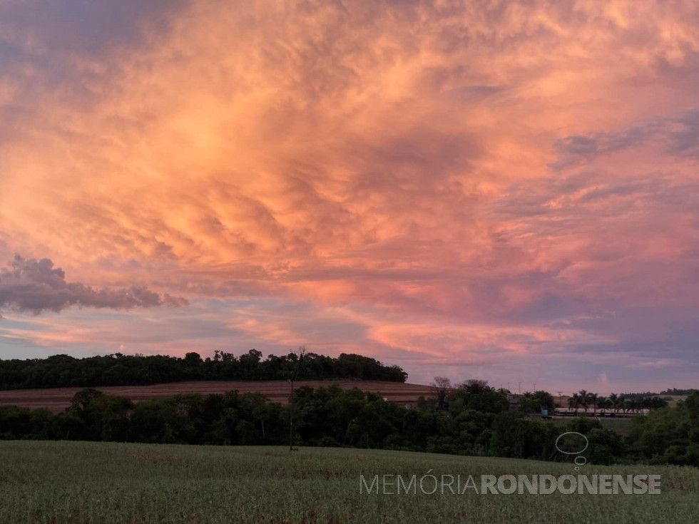 || Entardecer  em Marechal Cândido Rondon, em 21 de janeiro de 2022.
Imagem clicada desde a Linha Guavirá. 
Imagem: Acervo e crédito do rondonense Elton Hollmann - FOTO 26 - 