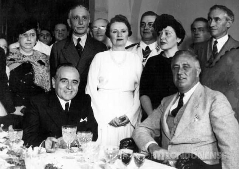 || Getúlio Vargas (e) e Franklin Delano Roosevelt confraternizado após celebrarem o acordo na cidade de Natal, em janeiro de 1943.
Imagem: Acervo História Oculta Photos/Facebook - FOTO  3 -