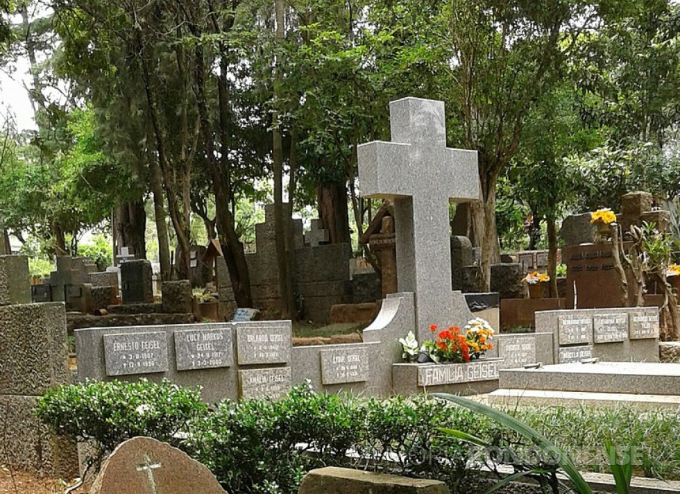 || Jazigo da Família Geisel no Cemitério Evangélico de Porto Alegre (RS).
Imagem: Acervo Wikimédia - FOTO 2 -