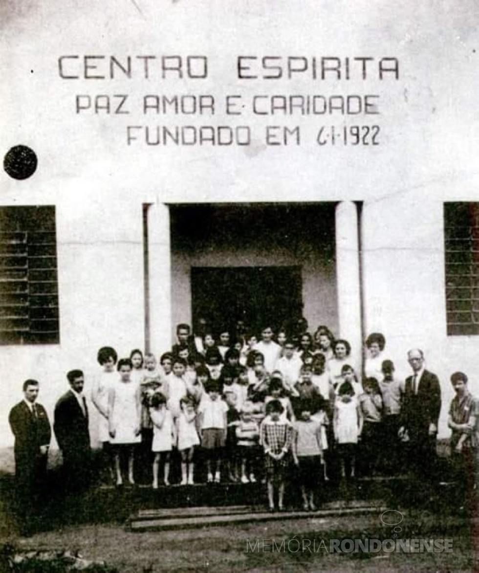 || Membros do Centro Espírita Paz. Amor e Caridade, de Foz do Iguaçu,  em frente da sede da entidade, logo as primeiras décadas de sua fundação.
Imagem: Acervo Waldir Guglielmi Salvan - FOTO 2 - 
