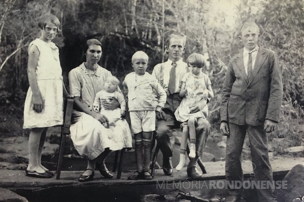 || Imigrante e agricultor holandês Martin Nieuwenhoff e familiares, ele preso em Foz do Iguaçu por portar um jornal em Língua alemã, em janeiro de 1942.
Imagem: Acervo Micael Alvino da Silva - FOTO 6 - 