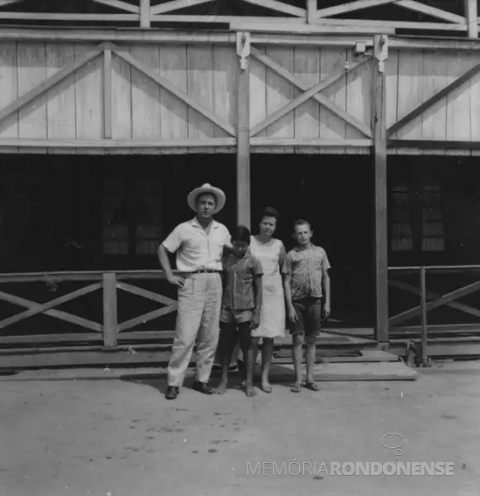 || Guilherme Meyer, fundador de Porto dos Gaúchos (MT), com a esposa, filho e filho adotivo (um índio-canoeiro), na década de 1960.
Imagem: Acervo Boa Mídia - FOTO 7 -