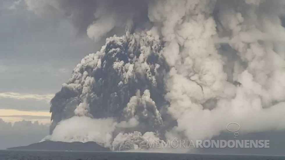 || Explosão do vulcão submarino na ilha de Tonga, em 15 de janeiro de 2022, que jogou  toneladas de cinzas no alto da atmosféra e que se espalharam  pelo céu do Hemisfério Sul.
Imagem: Acervo O Globo - FOTO 17- 
