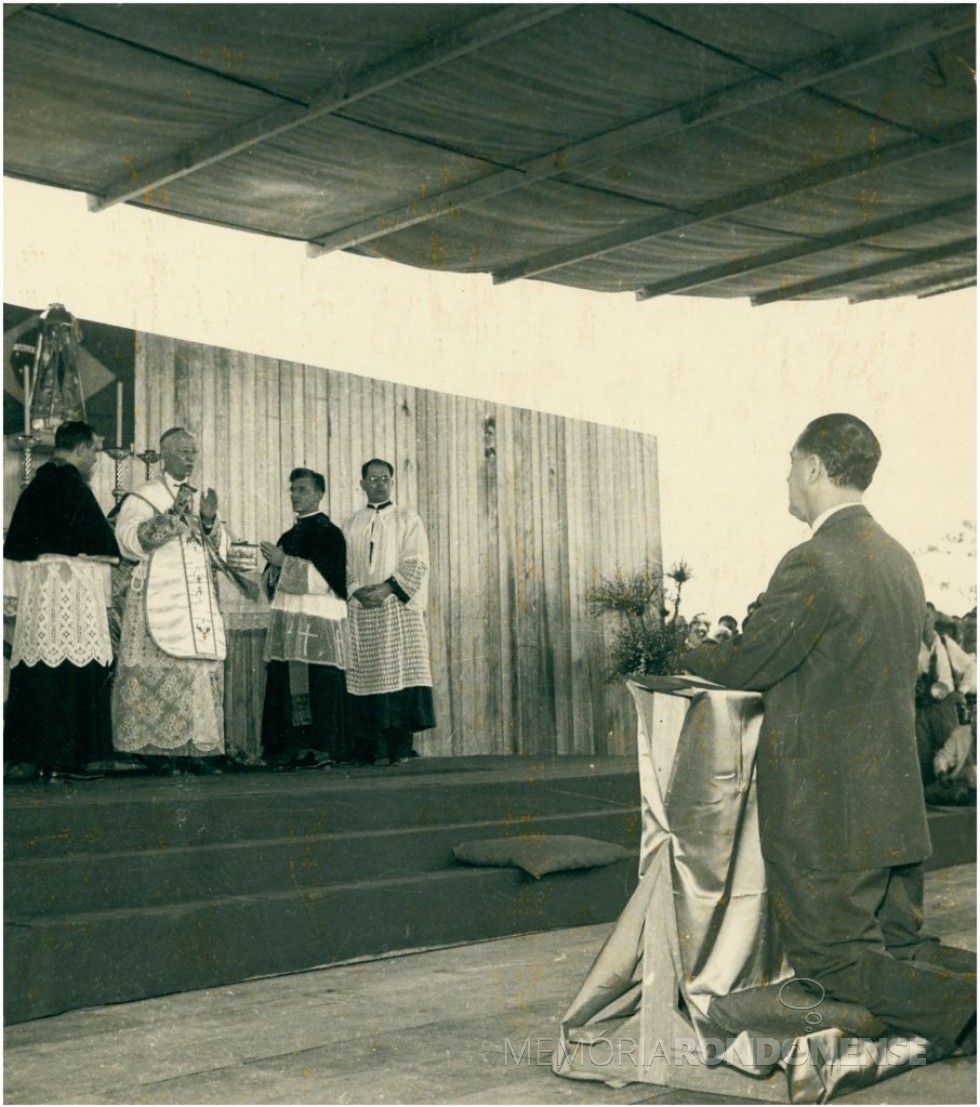 || Celebração da 1ª missa em Brasília com a participação do Presidente da República, Juscelino Kubitscheck (de joelhos), em maio de 1957.

Imagem: Acervo IBGE - FOTO 13 -