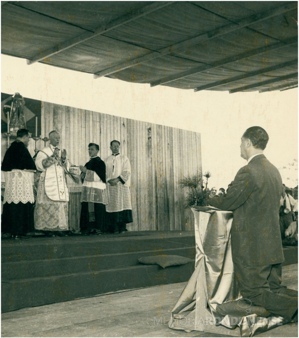 || Celebração da 1ª missa em Brasília com a participação do Presidente da República, Juscelino Kubitscheck (de joelhos), em maio de 1957.
Imagem: Acervo IBGE - FOTO 14 -