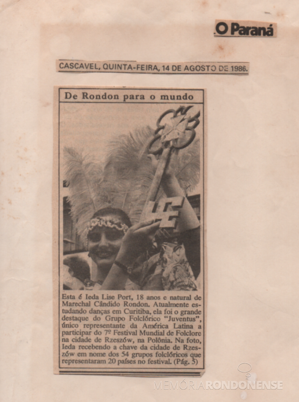 || Rondonense Ieda Laise Port, representante do Grupo Folclórico Juventus, recebendo as chave da cidade polonesa de Rzeszów, em julho de 1986.
Destaque do jornal cascavelense O Paraná.
Acervo: Voni Berta Amaral - FOTO 11 -