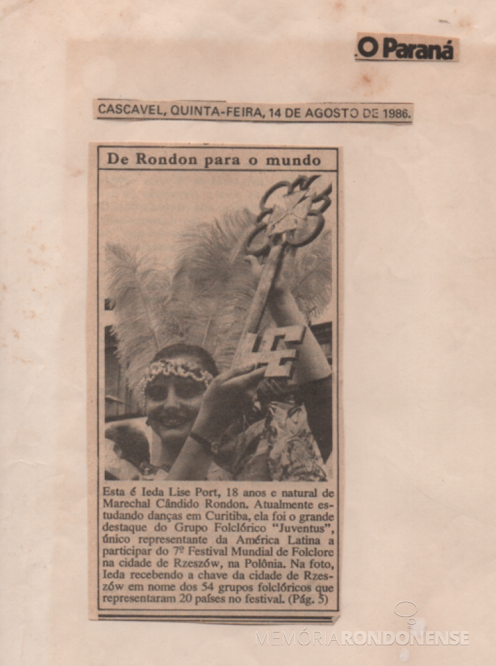 || Rondonense Ieda Laise Port, representante do Grupo Folclórico Juventus,  recebendo as chave da cidade polonesa de Rzeszów, em julho de 1986.
Destaque do jornal cascavelense O Paraná. 
Acervo: Voni Berta do Amaral - FOTO 11 - 