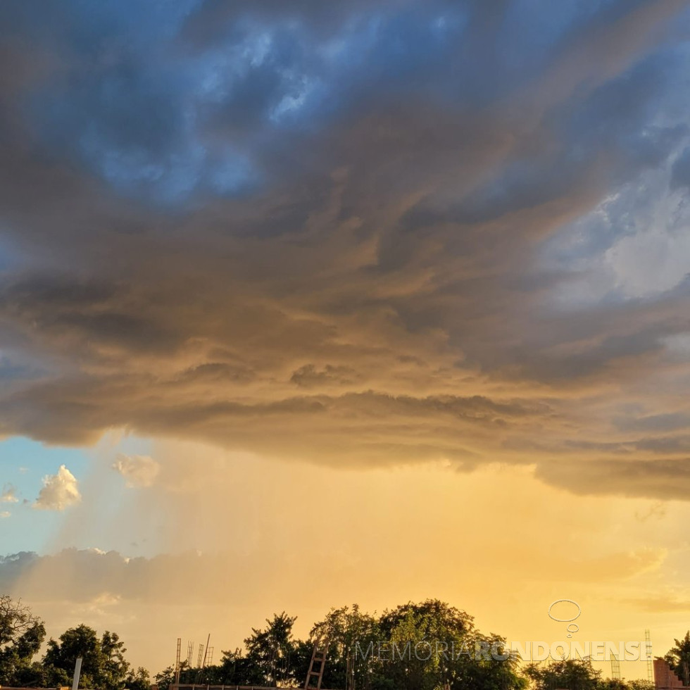 || Outro instantâneo do entardecer em Marechal Cândido Rondon, com chuva pontual no distrito rondonense de Bom Jardim, em 20 de janeiro de 2022.
Imagem: Acervo e crédito da pioneira rondonense Ilda Bet. - FOTO 30 -
