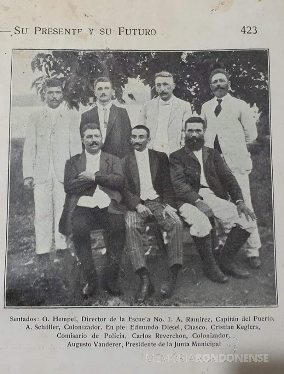 || Recorte de um impresso, destacando entre os personagens, brasileiros fundadores de Hohenau.
Imagem: Acervo Hohenau Y Sus Antecedentes Históricos/ Facebook - FOTO 2 -