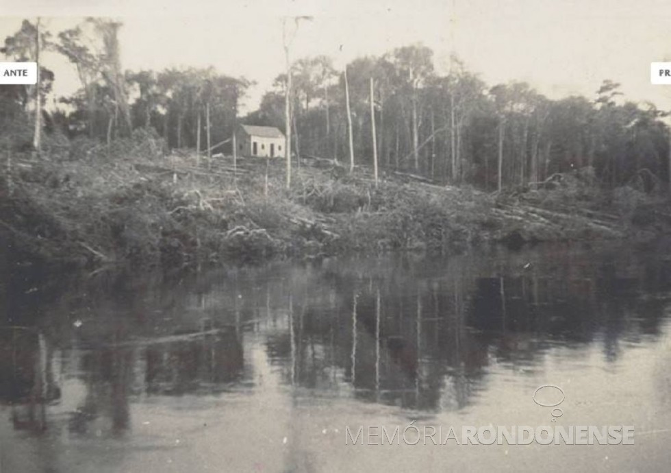 || Construção da primeira casa na clareira  aberta junto ao Rio Arinos, onde começou surgir 
 Porto dos Gaúchos, a partir de  maio de 1955.
Imagem: Acervo Conomali - Crédito: Walter Irgang - FOTO 9 -