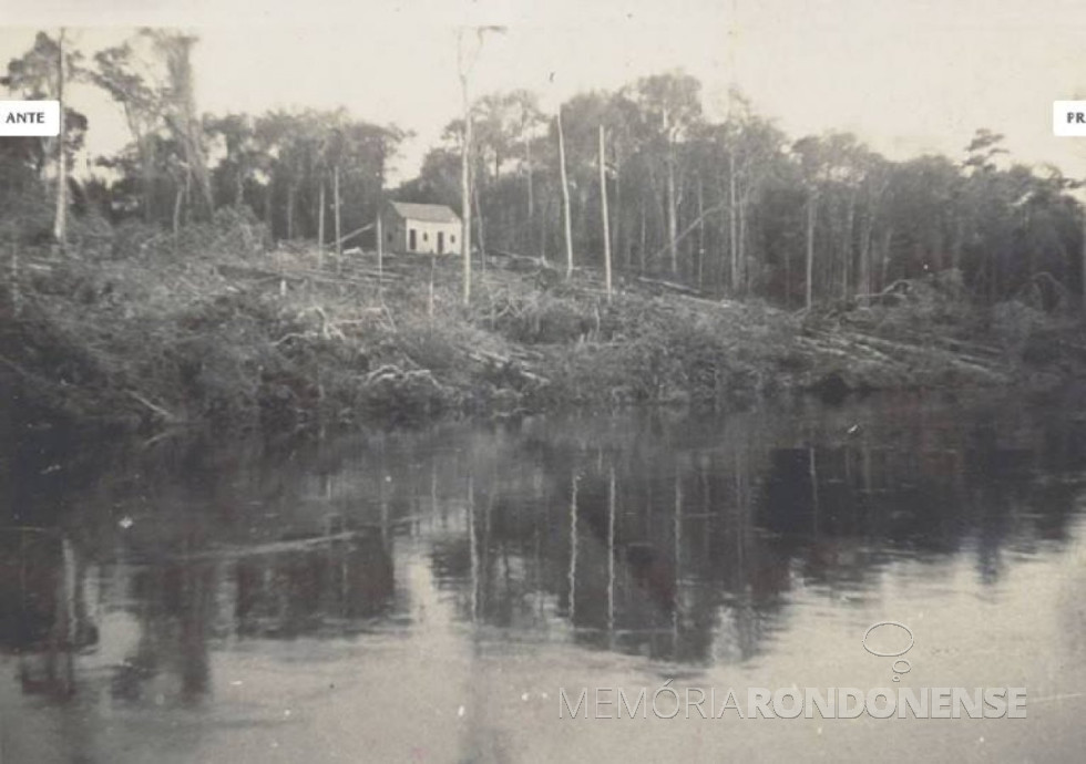|| Construção da primeira casa na clareira aberta junto ao Rio Arinos, onde começou surgir
Porto dos Gaúchos, a partir de maio de 1955.
Imagem: Acervo Conomali - Crédito: Walter Irgang - FOTO 10 -